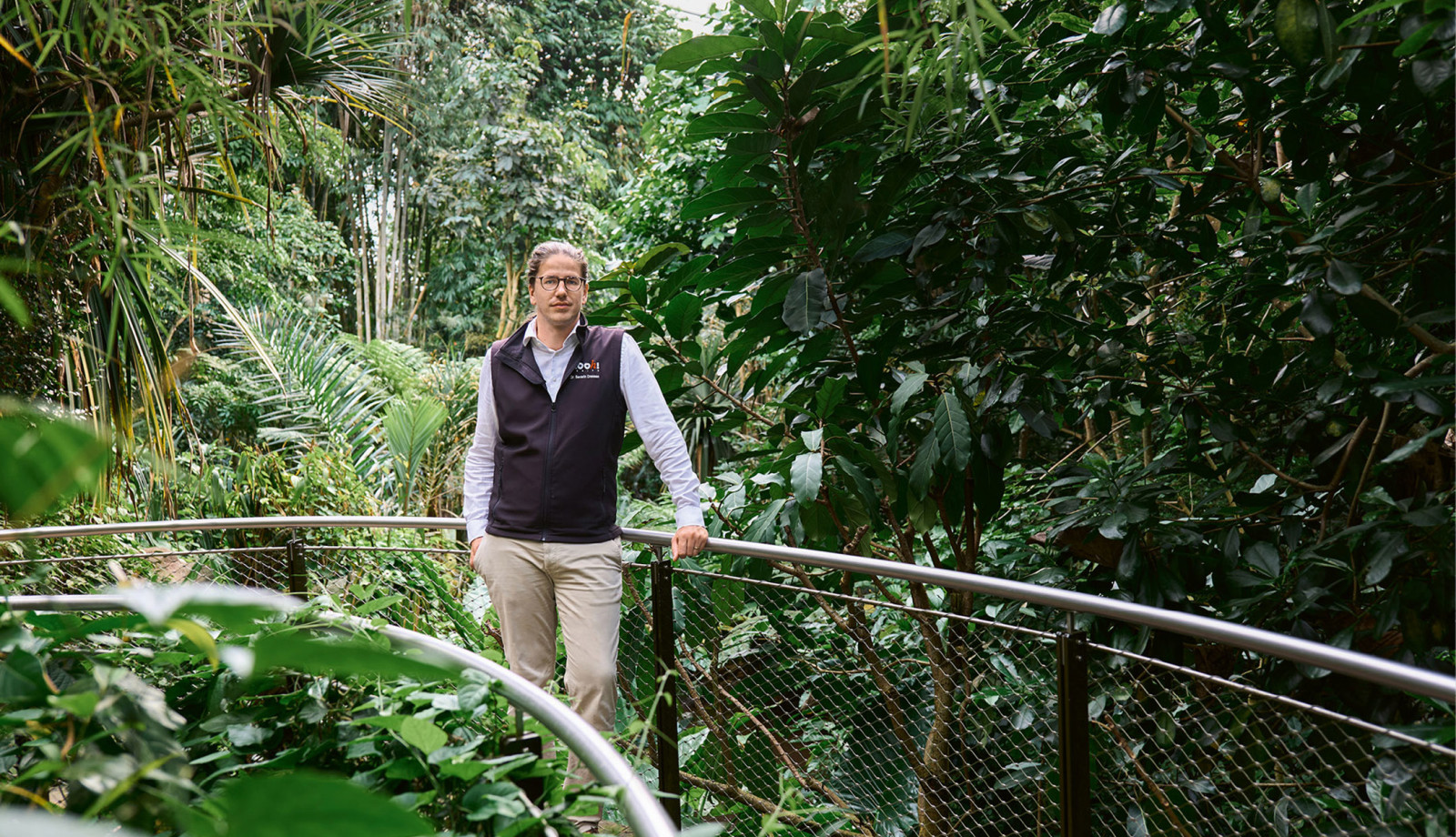 Severin Dressen ist seit Juli 2020 Direktor des Zoos Zürich. Den verantwortungsvollen Job tritt er im jungen Alter von 32 Jahren an. Der in Köln geborene und in Aachen aufgewachsene Dressen begeistert sich schon seit seiner Kindheit für Natur und Tiere. Neben seinem Biologiestudium in Berlin und der Dissertation in Oxford sammelt er praktische Erfahrung in verschiedenen Europäischen Zoos und arbeitet im argentinischen Nationalpark El Palmar an Naturschutzprojekten mit. Zurück in Deutschland wird der promovierte Zoologe zunächst Kurator, dann stellvertretender Direktor und Zoologischer Leiter im Zoo Wuppertal, bevor er mit seiner Familie in die Schweiz zieht. Mit seiner Frau und den vier gemeinsamen Kindern lebt der 36-Jährige in Zürich.